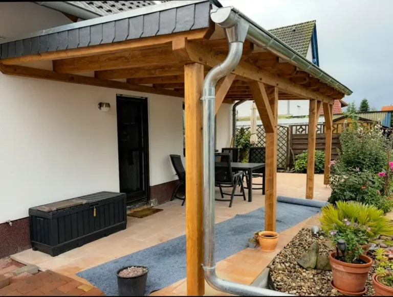 Steven Broschinski Dachdeckerfachbetrieb – Fachgerechte Montage von Terrassen mit Regenrinne und Schieferelementen